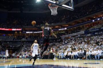 LeBron James se dispone a machacar.