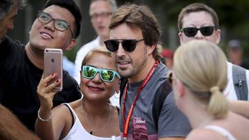 Fernando Alonso fotografi&aacute;ndose con los fans.