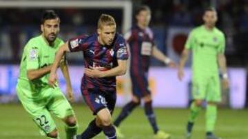 Juan Rodr&iacute;guez pelea un bal&oacute;n durante el Eibar-Getafe.