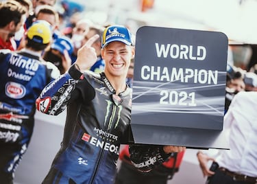 Fabio Quartararo, que no había sido campeón ni en Moto3 ni en Moto2 se coronó con toda justicia en MotoGP. En 2020 ya demostró que tenía la velocidad para ello y en  2021 añadió la regularidad necesaria para alcanzar cualquier título. Se coronó en Misano 2 y devolvió a Yamaha a la senda de la victoria seis años después (Lorenzo en 2015). Es el primer campeón francés de la historia en la clase reina. 