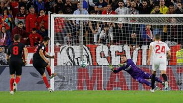 El jugador del Atlético de Madrid, Diego Costa, falla el penalti. 