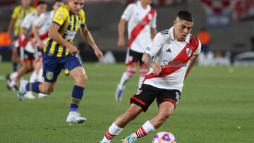 . BUENOS AIRES (ARGENTINA), 16/10/2022.- El jugador de River Juan Fernando Quintero controla el balón hoy, durante el partido de despedida del entrenador de River, Marcelo Gallardo en el estadio Monumental de Buenos Aires (Argentina). EFE/ Juan Ignacio Roncoroni
