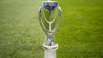 El trofeo de campeón de la Supercopa de Europa de la UEFA.