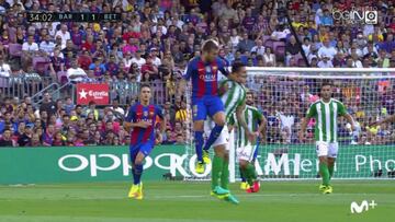 Jordi Alba se jugó la expulsión con un feo codazo a Petros