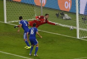 Asmir Begovic no es capaz de detener el rechace que supuso gol en propia puerta de su compañero Sead Kolasinac.