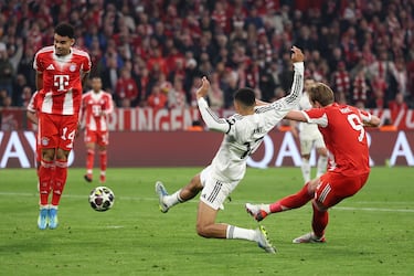 2-2. Gran pase de Dayot Upamecano a Harry Kane dentro del área y libre de marca, controla y define al palo largo de Andriy Lunin.