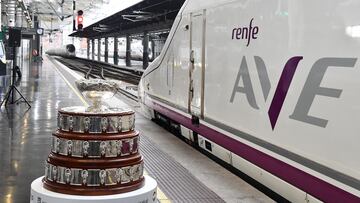 El trofeo de la Copa Davis junto a un AVE de Renfe.