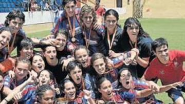 <b>PLETÓRICAS. </b>Las chicas del Levante posan con su Copa de la Reina conquistada ayer en Madrid tras imponerse al Espanyol.