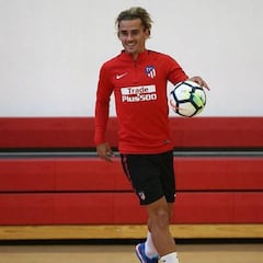 La lluvia condenó al Atlético a entrenar en cancha de básquet