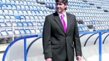 <b>MUCHO TRABAJO. </b>Alfonso Serrano también sigue las evoluciones de Álvaro Cejudo.