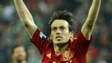 El jugador David Silva (i) de Espa&ntilde;a celebra el 2-0 contra Irlanda hoy, jueves 14 de junio de 2012, en un partido de la Eurocopa 2012 en Gdansk (Polonia).