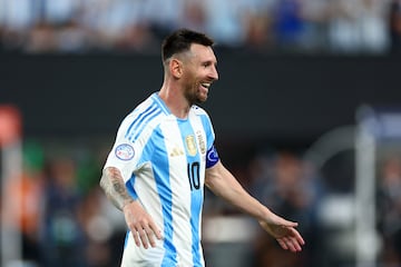 EAST RUTHERFORD, NEW JERSEY - JULY 09: Lionel Messi of Argentina celebrates after scoring the team's second goal with during the CONMEBOL Copa America 2024 semifinal match between Canada and Argentina at MetLife Stadium on July 09, 2024 in East Rutherford, New Jersey.   Sarah Stier/Getty Images/AFP (Photo by Sarah Stier / GETTY IMAGES NORTH AMERICA / Getty Images via AFP)