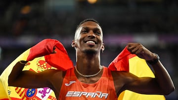 Jordan Díaz celebra su oro olímpico en triple salto con la bandera de España.