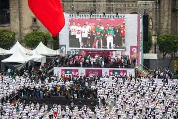 La clase se ha desarrollado en el Zócalo, la plaza central de la ciudad de México para intentar superar el récord que ostenta actualmente Moscú, que en 2017 reunió a unos 3.000 participantes.