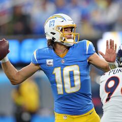Justin Herbert iguala proeza de Warren Moon en triunfo de Chargers