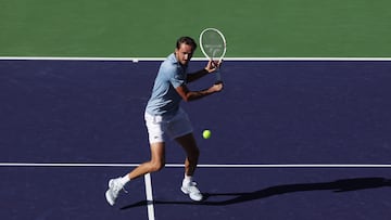 INDIAN WELLS, CALIFORNIA - MARCH 14: Daniil Medvedev returns against Carlos Alcaraz of Spain during their Men's Singles Semifinals match on Day 11 of the BNP Paribas Open at Indian Wells Tennis Garden on March 14, 2026 in Indian Wells, California. Matthew Stockman/Getty Images/AFP (Photo by MATTHEW STOCKMAN / GETTY IMAGES NORTH AMERICA / Getty Images via AFP)