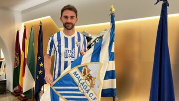 Adri&aacute;n L&oacute;pez posa con la bandera del M&aacute;laga en La Rosaleda.