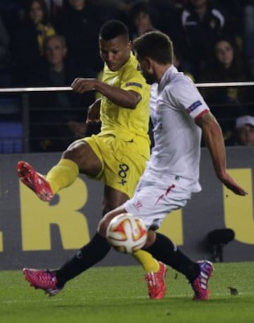 Ikechukwu Uche y Nicolás Pareja.