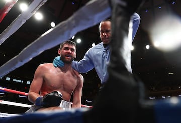 El triunfo del Canelo Álvarez sobre Rocky Fielding en imágenes