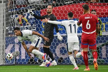 En el minuto 13 de partido, el propio Bellingham iniciaba la jugada desde el centro del campo y acabó con Bellingham mandando la pelota a la red de cabeza.