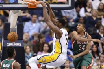 Ian Mahinmi se cuelga del aro. 