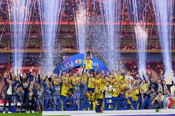    Henry Martin lifts the trophy of Champion of America during the final second-leg match between Monterrey and America as part of the Torneo Apertura 2024 Liga MX at BBVA Bancomer Stadium, on December 15, 2024 in Monterrey, Nuevo Leon, Mexico.