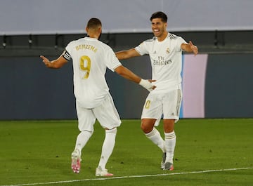 2-0. Marco Asensio celebró el segundo gol con Karim Benzema.