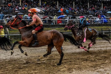 Los nativos de todo el territorio estadounidense participan en una carrera de relevos india, un evento que se engloba en los actos de conmemoración del Día de los Caídos, en Oklahoma. Una preciosa fotografía que bien podría pasar por una secuencia del rodaje de un western.