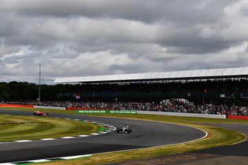 Lewis Hamilton lidera la carrera. Kimi Raikkonen rueda segundo.