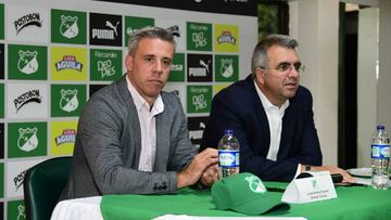 Juan Fernando Mej&iacute;a, presidente del Deportivo Cali, durante la presentaci&oacute;n oficial de Lucas Pusineri como director t&eacute;cnico del club