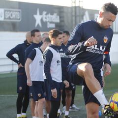 Marcelino reubicará a Coquelin como central ante el Madrid