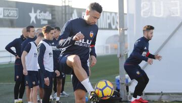 Coquelin, reciente fichaje del Valencia, podr&iacute;a jugar junto a Garay.