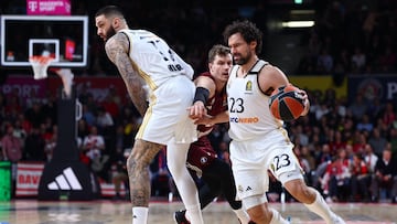 Sergio Llull, base del Real Madrid, supera a Andreas Obst, del Bayern Múnich, con la ayuda del bloqueo de Vincent Poirier.