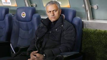 Mourinho en el banquillo antes del partido ante el Fenerbahce. 