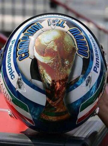 Los pilotos Jarno Trulli y Giancarlo Fisichella hicieron un homenaje luciendo este diseño en sus cascos en el GP de Francia de 2006