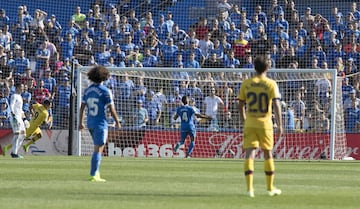 Es un pase -o patadón- de Ter Stegen casi desde su propia área que pasa por encima de la defensa y llega a Luis Suárez. El delantero corre, ve adelantado a Soria y define de primeras picándola sobre el portero. Es una barbaridad el pase de Ter Stegen, que se apunta la asistencia. 

