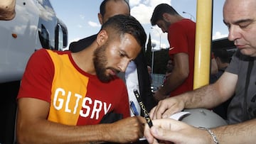 &Oacute;ztekin, firmando aut&oacute;grafos. 