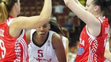 <b>DERROTA Y SIN JUEGOS. </b>Cindy Lima (cero puntos y dos rebotes en diez minutos) intenta penetrar ante Mirna Mazic e Luka Ivankovic.