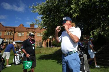 Miguel Ángel Jiménez, hombre de costumbres, enciende su habano antes de practicar en el Hanbury Manor Marriot Club de Ware, donde se disputa el Abierto de Inglaterra. El malagueño, de 56 años, batió el récord de torneos en el Circuito Europeo, con 707, superando a Sam Torrance. 