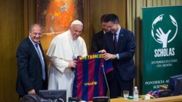 Bartomeu, con un jersey del Barcelona con su nombre