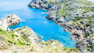 Situada en una de las localidades más turisticas y espectaculares de la Costa Brava, Cadaqués, en el mismo Parque Natural de Cap de Creus,  es farantía de entorno virgen y natural. Las numerosas formaciones rocosas y los escollos que tanto delimitan la playa, que también encontramos en sus fondos, nos regalan paisajes sumbarinos de abundante vegetación acuática.