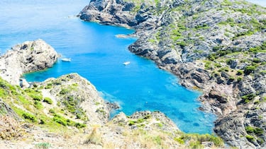 Situada en una de las localidades más turisticas y espectaculares de la Costa Brava, Cadaqués, en el mismo Parque Natural de Cap de Creus,  es farantía de entorno virgen y natural. Las numerosas formaciones rocosas y los escollos que tanto delimitan la playa, que también encontramos en sus fondos, nos regalan paisajes sumbarinos de abundante vegetación acuática.