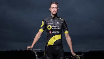 Niki Terpstra posa con el maillot del Direct Energie y la bicicleta Wilier con las que competir&aacute; en 2019.