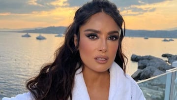 Salma Hayek impacta con su posado veraniego a los 57 a?os