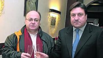 <b>BRINDANDO. </b>Juan Carlos Ramírez y José Sepulcre posaron ayer para AS en el restaurante El Pernil.