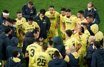 Unai Emery con sus jugadores monentos antes de comenzar la prórroga.