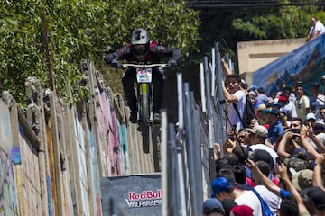 Valparaiso, 11 febrero 2018.
Decimosexta version del Red Bull Valparaiso Cerro Abajo, principal carrera de descenso urbano en Chile, realizada entre calles, escaleras y callejones de la ciudad puerto.
Cristian Rudolffi/Photosport.