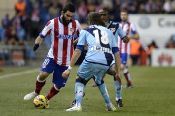 Arda Turan con el balón. 