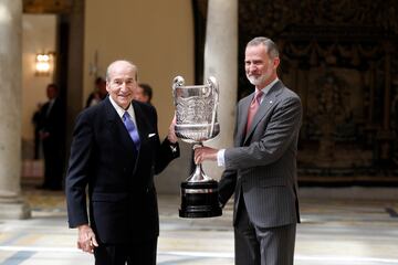 Premio Nacional Francisco Fernández Ochoa: Felipe VI entrega a Conrado Durántez, Presidente y fundador de la Academia Olímpica Española. Este galardón premia la trayectoria de una vida entregada, de manera notoria, a la práctica, organización, dirección, promoción y desarrollo del deporte.