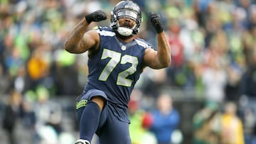 Michael Bennett tiene motivos para celebrarlo y es que seguir&aacute; siendo jugador de Seattle Seahawks hasta 2020.